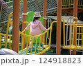 夏の公園で遊ぶ女の子　A Little Girl Playing at a Sunny Park 124918823