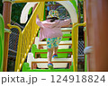 夏の公園で遊ぶ女の子　A Little Girl Playing at a Sunny Park 124918824