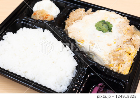 おいしいトンカツのかつ煮弁当 おいしいトンカツのかつ煮弁当 124918828