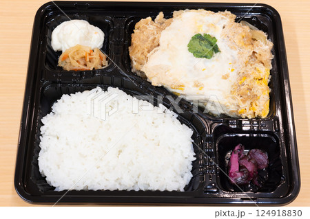 おいしいトンカツのかつ煮弁当 おいしいトンカツのかつ煮弁当 124918830