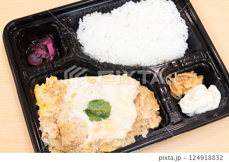 おいしいトンカツのかつ煮弁当 おいしいトンカツのかつ煮弁当 124918832