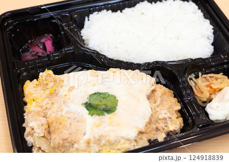 おいしいトンカツのかつ煮弁当 124918839