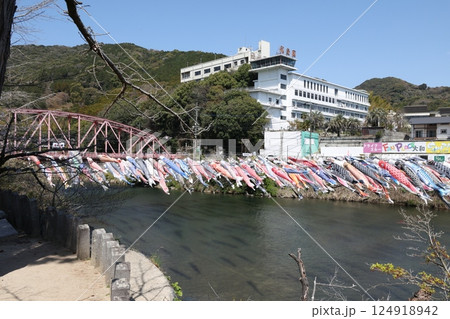 川に泳ぐ鯉のぼり 川に泳ぐ鯉のぼり 124918942