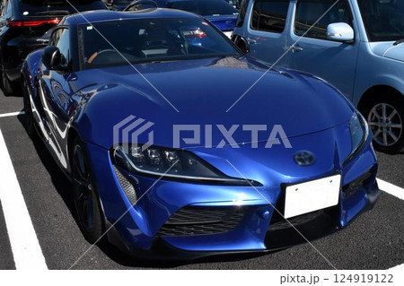 青いスポーツカー (トヨタ・GRスープラ 5代目 ) 青いスポーツカー (トヨタ・GRスープラ 5代目 ) 124919122