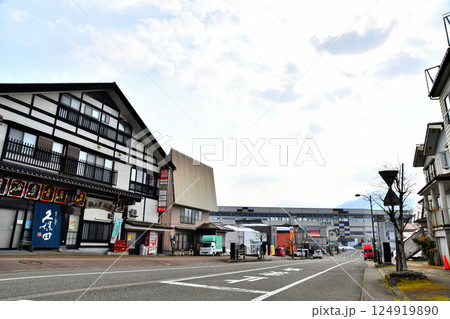 浦佐駅西口(毘沙門天口)方面を望む(新潟県南魚沼市)【2025.3】 浦佐駅西口(毘沙門天口)方面を望む(新潟県南魚沼市)【2025.3】 124919890