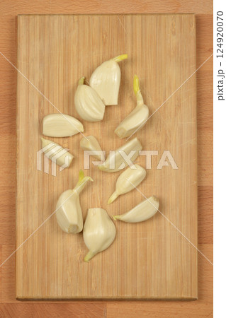 Peeled garlic cloves Peeled garlic cloves 124920070