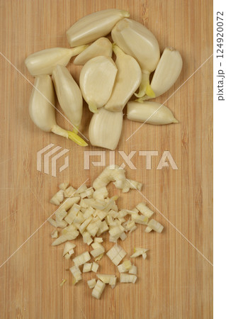 Peeled and chopped garlic cloves Peeled and chopped garlic cloves 124920072