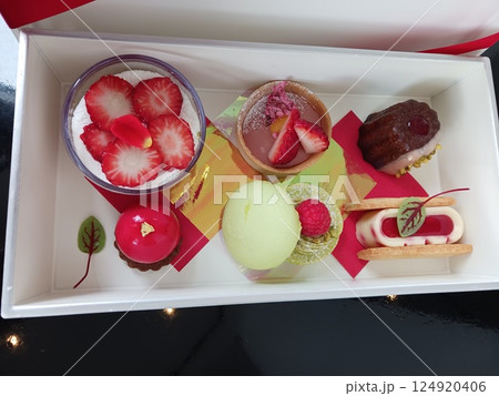 「高級スイーツ詰め合わせ｜苺・マカロン・ムースなど華やかデザート」 124920406