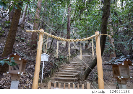奈良県／狭井神社横の三輪山登拝口（2024年11月撮影） 124921188