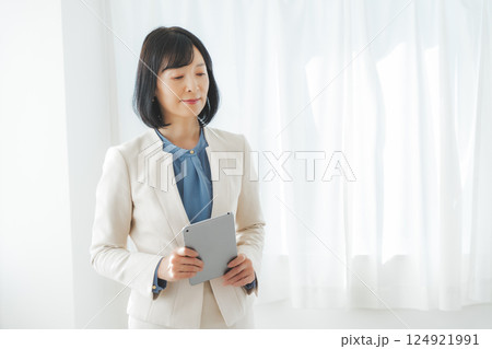 結果を見て考え事をするミドルキャリアウーマン 結果を見て考え事をするミドルキャリアウーマン 124921991