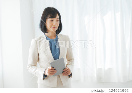 結果を見て考え事をするミドルキャリアウーマン 124921992