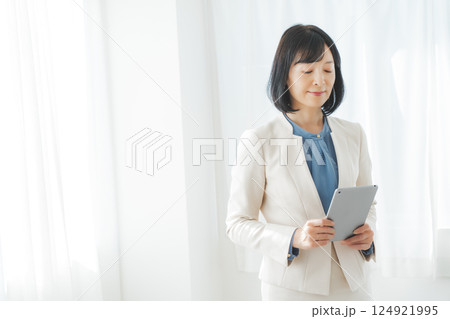 結果を見て考え事をするミドルキャリアウーマン 124921995