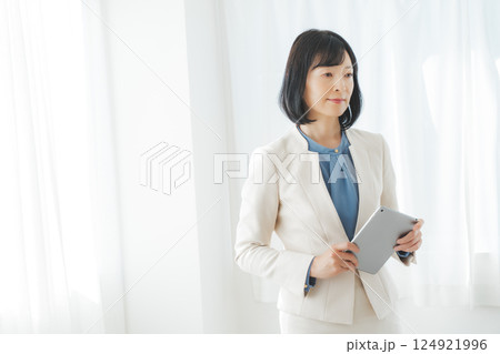 結果を見て考え事をするミドルキャリアウーマン 124921996