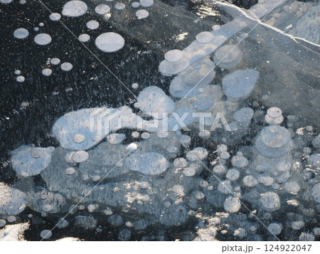 糠平湖のアイスバブル 124922047