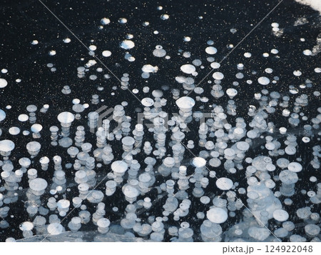 糠平湖のアイスバブル 124922048