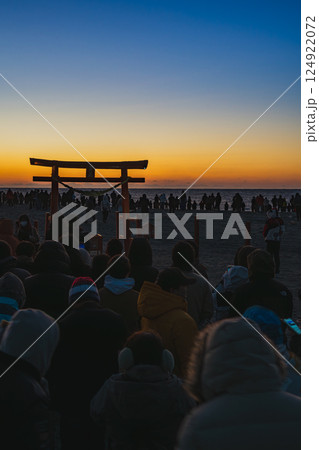 磐田市にある福田海岸から見た初日の出を待つ人々の風景(静岡県) 磐田市にある福田海岸から見た初日の出を待つ人々の風景(静岡県) 124922072
