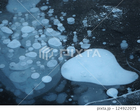 糠平湖のアイスバブル 124922075