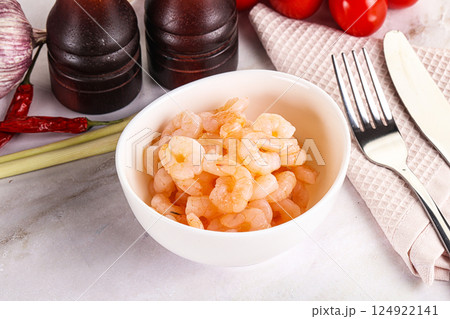 Cocktail prawns in the bowl 124922141