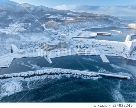 厳冬のウトロ 空撮 124922245
