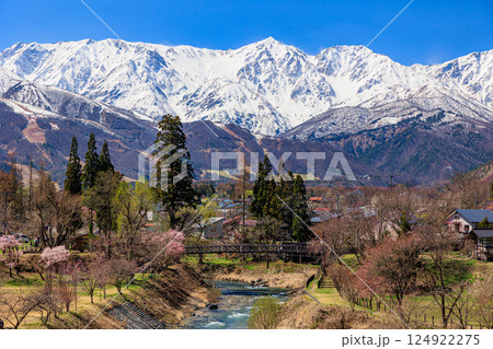 【長野県】雪の白馬三山を望む大出公園 124922275