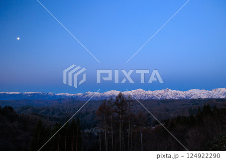 【長野県】小川村 日の出前の北アルプス 124922290