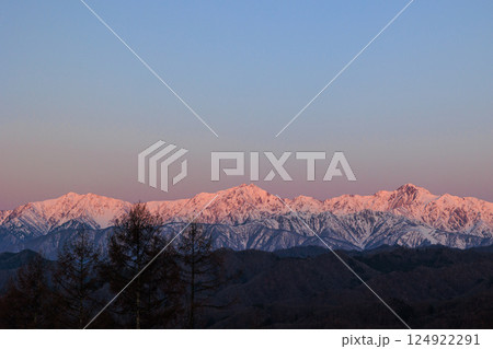 【長野県】小川村 朝焼けの北アルプス 124922291