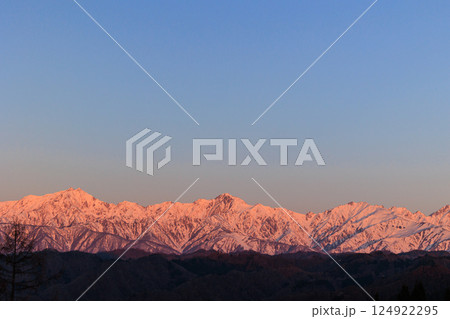 【長野県】小川村 朝焼けの北アルプス 124922295