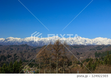 【長野県】小川村 残雪の北アルプス 124922303