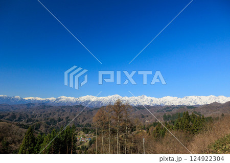 【長野県】小川村 残雪の北アルプス 124922304