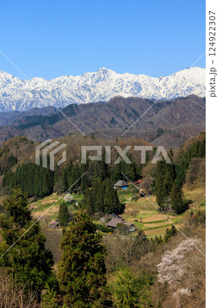 【長野県】美しい村 春の小川村（縦写真） 124922307