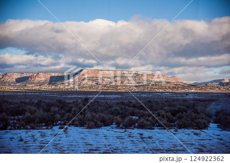 アメリカ アリゾナ州 国道89号から見る朝日を浴びる雪の残るメサ(楯状台地) アメリカ アリゾナ州 国道89号から見る朝日を浴びる雪の残るメサ(楯状台地) 124922362