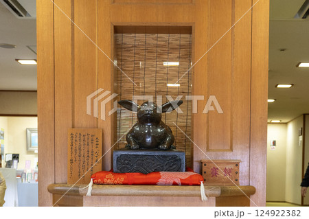 奈良県大神神社/なで兎(2024年11月撮影) 奈良県大神神社/なで兎(2024年11月撮影) 124922382