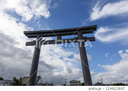 奈良県大神神社／一の鳥居（2024年11月撮影） 124922697