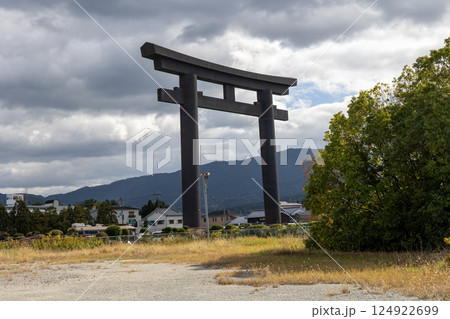 奈良県大神神社/一の鳥居(2024年11月撮影) 奈良県大神神社/一の鳥居(2024年11月撮影) 124922699
