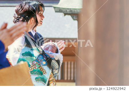 参拝する若い夫婦 お宮参り 参拝する若い夫婦 お宮参り 124922942