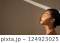 美容・リラクゼーションイメージの左向き横顔ポートレート 124923025