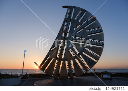 夕方の海ほたるのカッターフェイスの記念碑 - 千葉県木更津市,日本 124923331