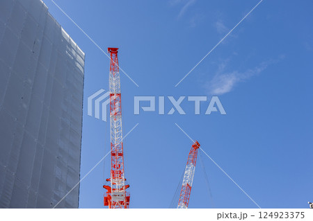 青空とタワークレーンと建築中の高層ビル 青空とタワークレーンと建築中の高層ビル 124923375