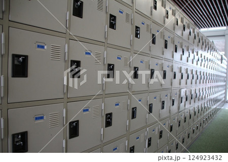 学校の靴箱 学校の靴箱 124923432