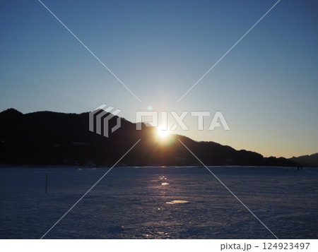 朝焼けの糠平湖からの風景 朝焼けの糠平湖からの風景 124923497
