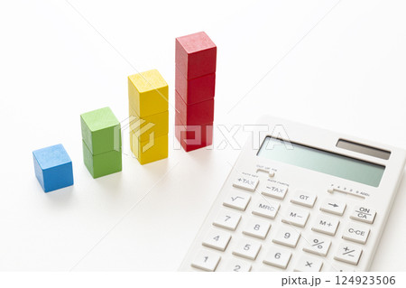 白背景に電卓と積み木のグラフ 124923506