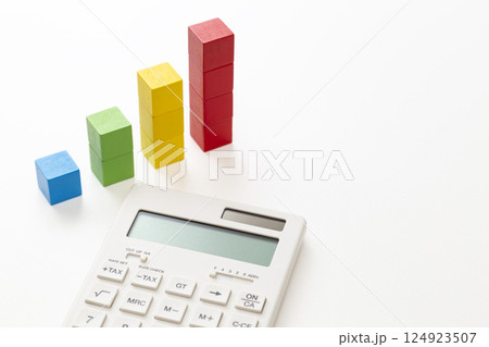 白背景に電卓と積み木のグラフ 124923507