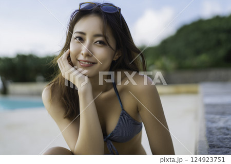 真夏のビーチ　女性イメージ　 124923751