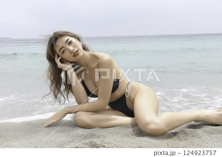 真夏のビーチ　女性イメージ　 124923757