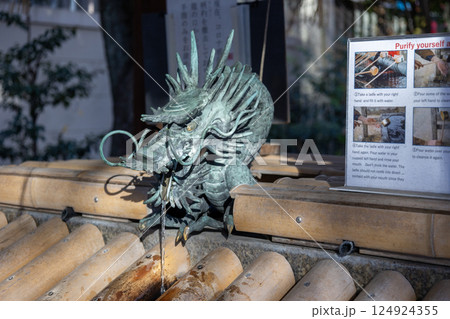 大阪／難波神社の手水舎（2024年12月撮影） 124924355