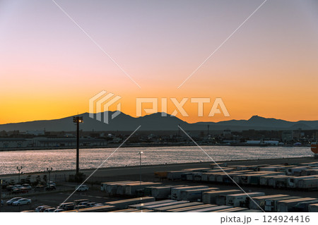 【さんふらわあさっぽろ　苫小牧フェリーターミナル出港前の港の様子】 124924416