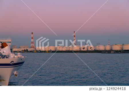 【さんふらわあさっぽろ 苫小牧フェリーターミナル出港前のコンビナートと太平洋フェリー】 【さんふらわあさっぽろ 苫小牧フェリーターミナル出港前のコンビナートと太平洋フェリー】 124924418