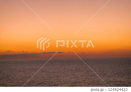【さんふらわあ　さっぽろ大洗行きからの夕暮れ　空背景や空合成素材】 124924422