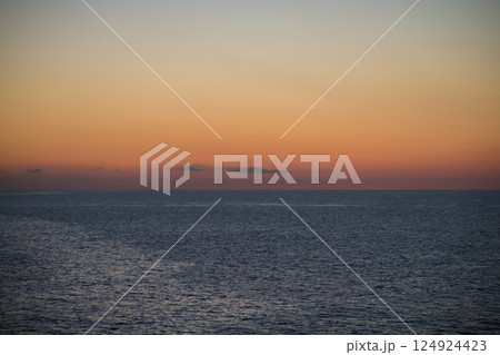 【さんふらわあ　さっぽろ大洗行きからの夕暮れ　空背景や空合成素材】 124924423