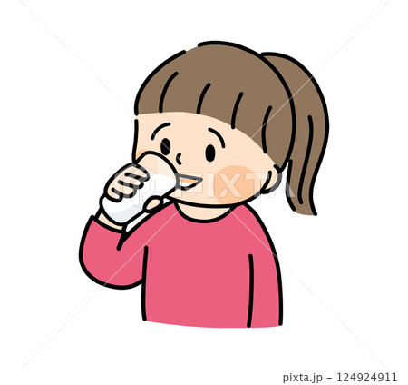 コップの牛乳を飲む笑顔の女の子 124924911